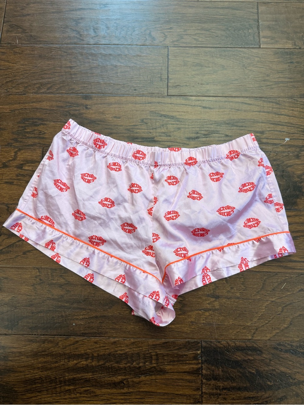 Victoria’s secret Y2K pink/red kiss print silky pajama shorts 💜